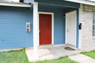 815 W Olmos Dr in San Antonio, TX - Foto de edificio - Building Photo