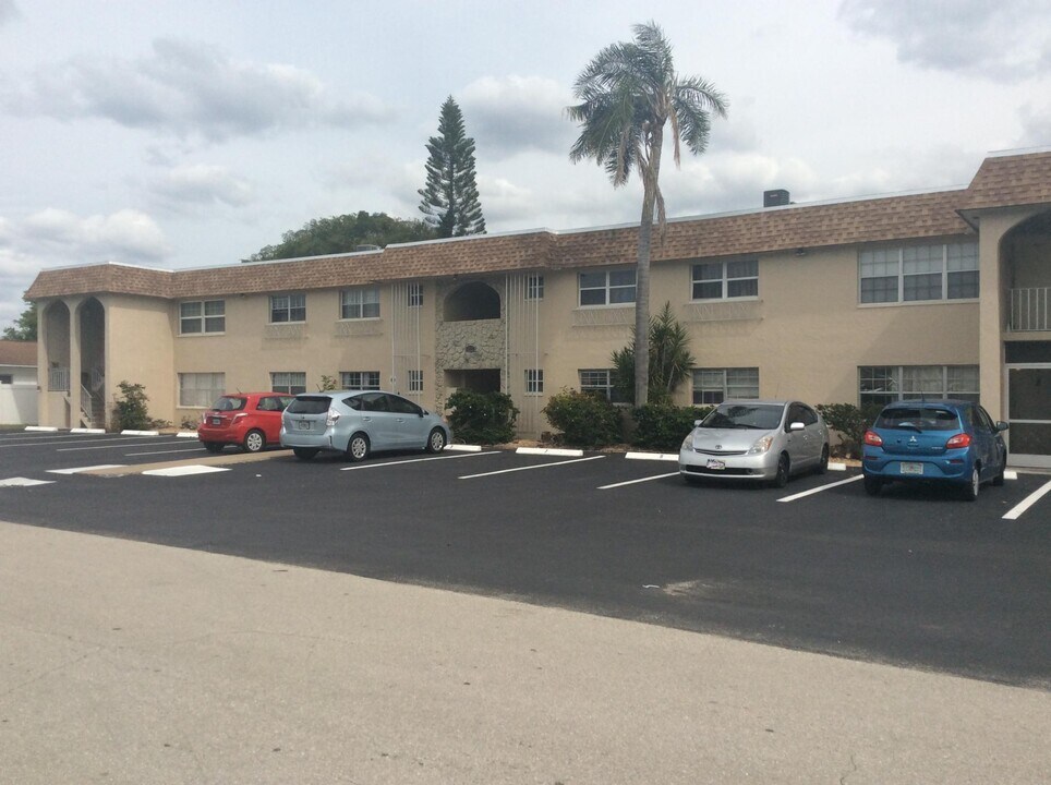4923 Vincennes Ct, Unit 12 in Cape Coral, FL - Foto de edificio