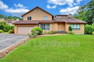 2 Carlyle Dr in Glen Cove, NY - Building Photo