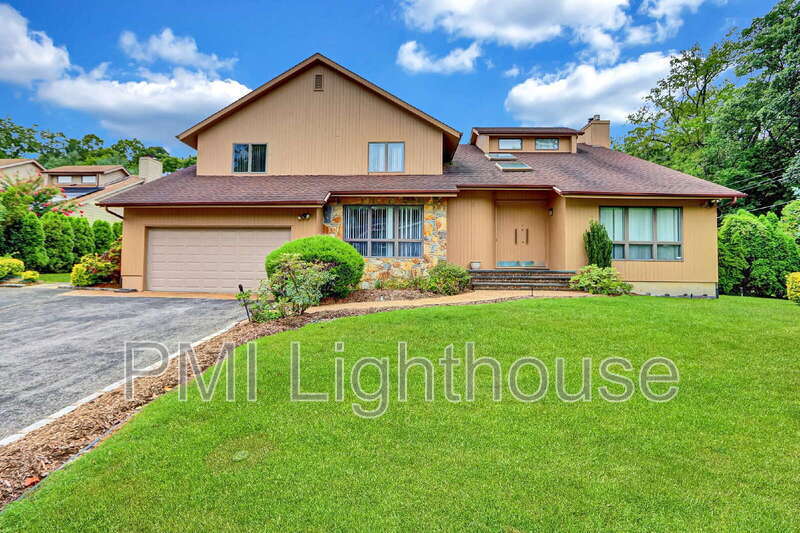 2 Carlyle Dr in Glen Cove, NY - Building Photo