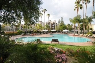 5565 Canoga Ave, Unit 112 in Los Angeles, CA - Building Photo - Building Photo