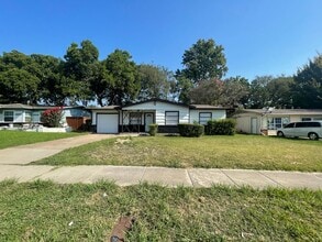 2113 Cloverdale St in Arlington, TX - Building Photo - Building Photo