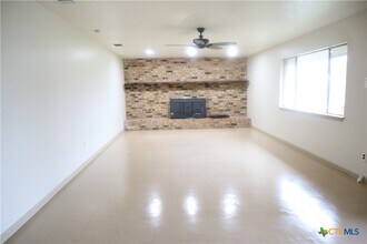707 Old Seguin Luling Rd in Seguin, TX - Foto de edificio - Building Photo
