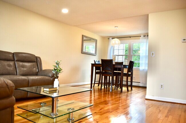 6 Pebble Dr in Newington, CT - Building Photo - Building Photo