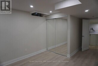 259 Glenway Cir in Newmarket, ON - Building Photo - Building Photo