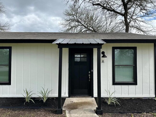 1558 Lovers Ln in Lockhart, TX - Building Photo - Building Photo