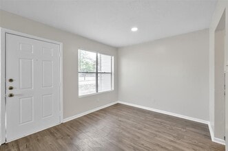 900 Holly Dr in Conroe, TX - Building Photo - Building Photo
