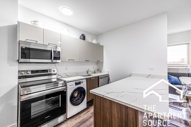 1553 W Hollywood Ave, Unit A in Chicago, IL - Foto de edificio - Building Photo