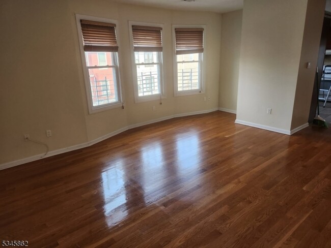 198 Van Buren St-Unit -2 in Newark, NJ - Building Photo - Building Photo
