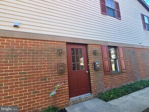 21 S Church St-Unit -APT A in Quarryville, PA - Foto de edificio - Building Photo