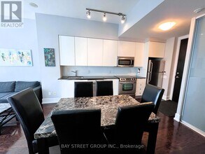 33 Charles St E in Toronto, ON - Building Photo - Building Photo