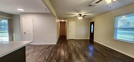 118 Lazy Ln in Lake Jackson, TX - Building Photo - Building Photo