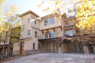 1141 Meadowlark Ln in Whitefish, MT - Foto de edificio - Building Photo