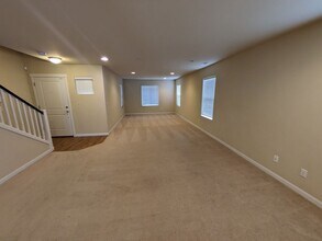 1077 Hiton Cir in Dupont, WA - Foto de edificio - Building Photo
