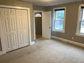 47 Sumner St, Unit 2 in North Attleboro, MA - Foto de edificio - Building Photo