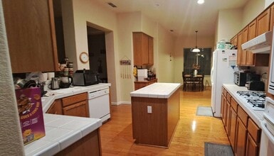 9568 Spring River Way in Elk Grove, CA - Building Photo - Building Photo