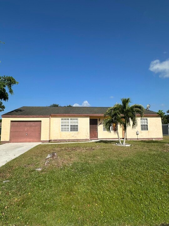 2480 SE Rock Springs Dr in Port St. Lucie, FL - Foto de edificio