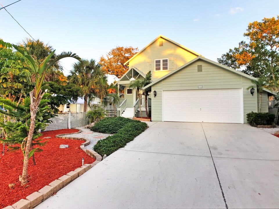 5157 Sandy Beach Ave in Siesta Key, FL - Building Photo