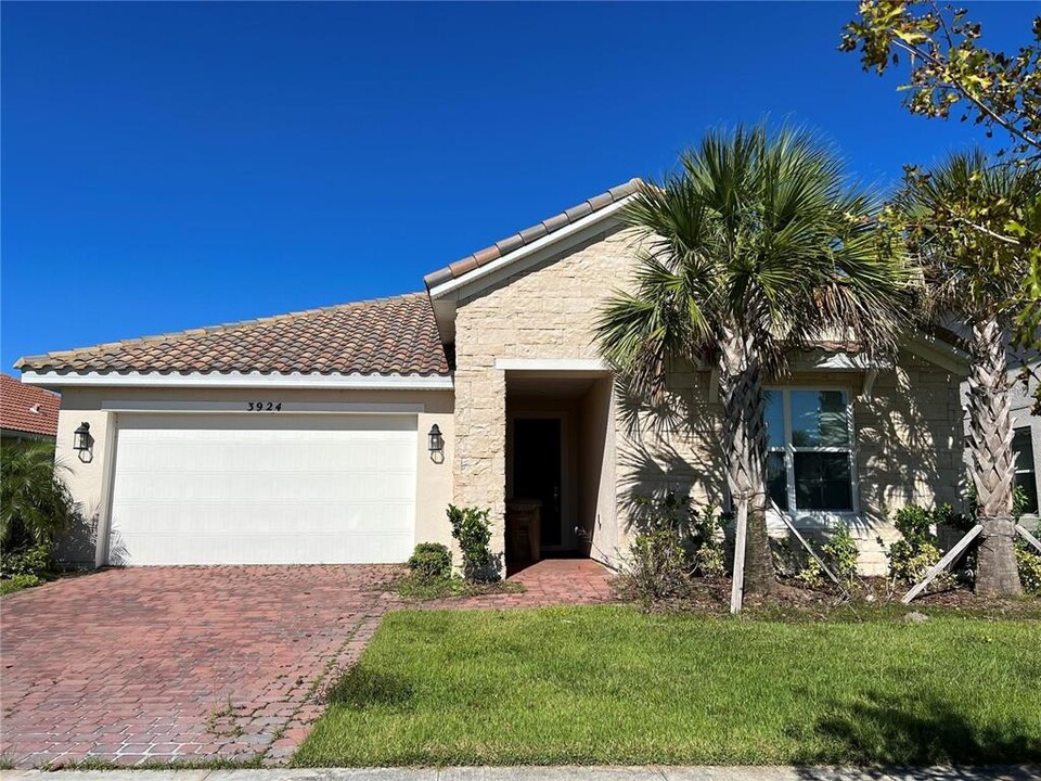 3924 Carrick Bend Dr in Kissimmee, FL - Building Photo