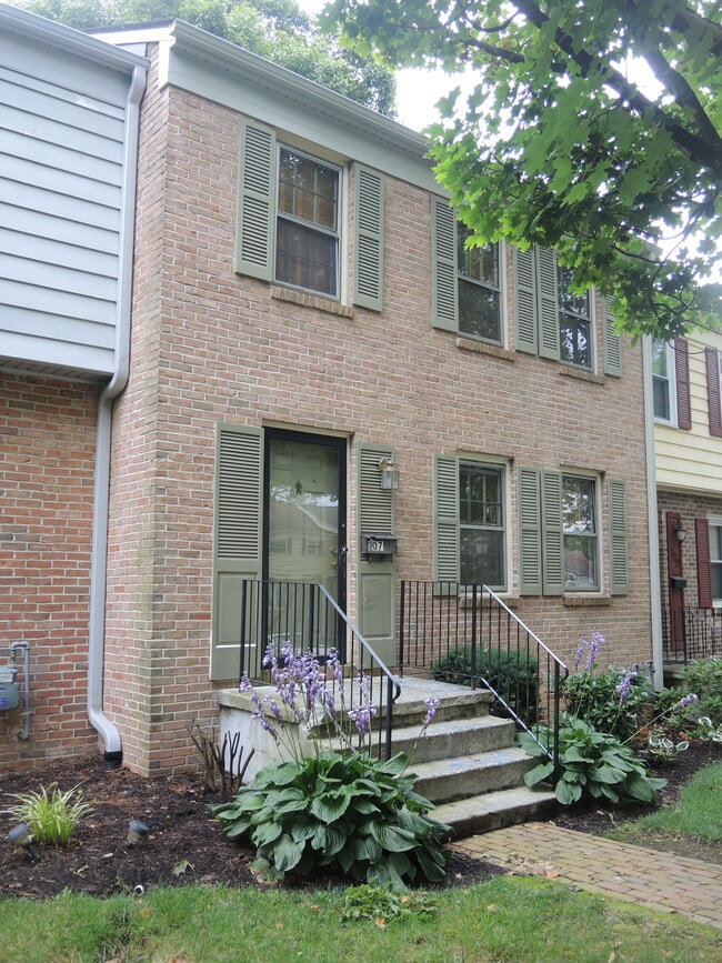 property at 107 Camelot Ct