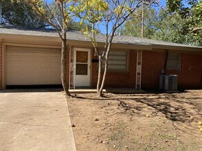 6108 Avenue W in Lubbock, TX - Foto de edificio - Building Photo