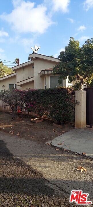 1109 S Bundy Dr in Los Angeles, CA - Building Photo