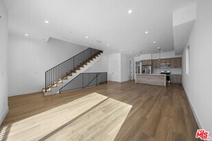 10845 1/2 Morrison St in Los Angeles, CA - Building Photo