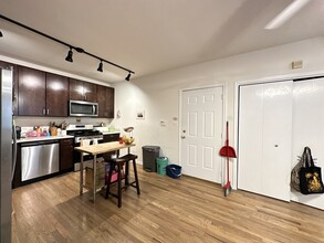 1456 W Cortez St, Unit M08B in Chicago, IL - Foto de edificio - Building Photo