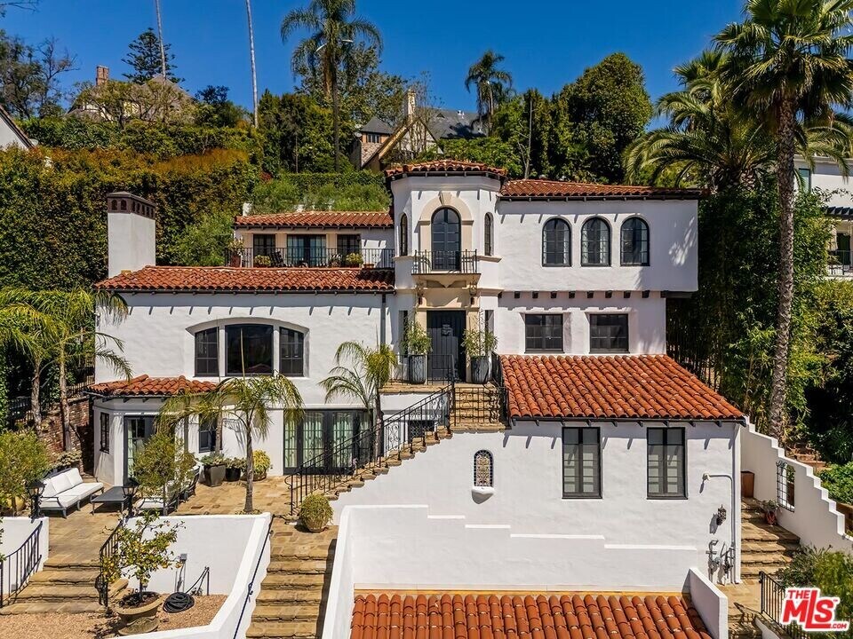 2420 Chislehurst Dr in Los Angeles, CA - Building Photo