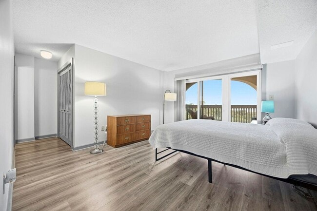 100 Lands End Blvd, Unit 318 in Myrtle Beach, SC - Foto de edificio - Building Photo