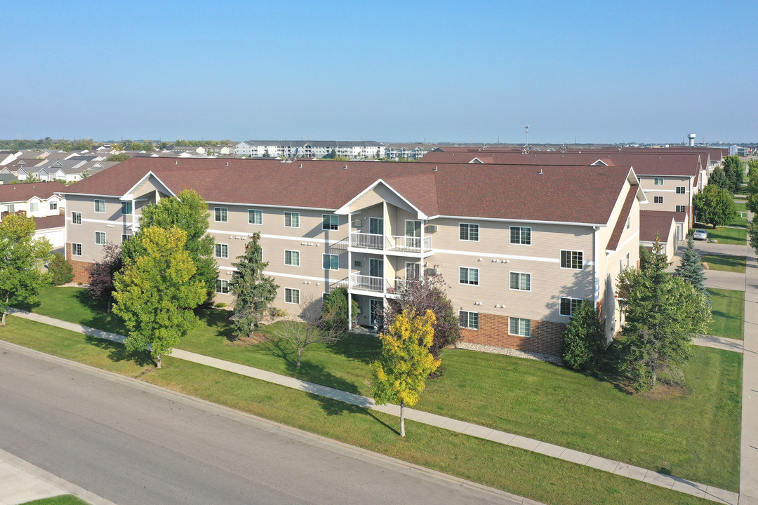 Eagle Lake Apartments in West Fargo, ND - Foto de edificio