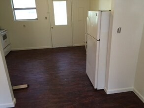 1301 E 9th St-Unit -1301 E 9th St. - B in Pittsburg, KS - Building Photo - Building Photo