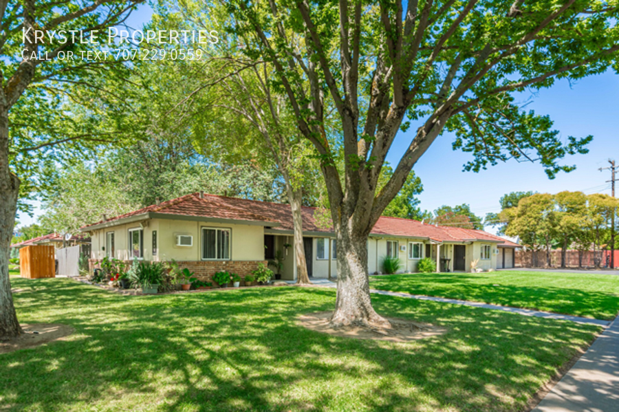 2052 Red Robin Ln in Sacramento, CA - Building Photo