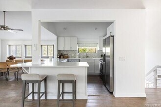 294 Wilmot Rd in Ocean Beach, NY - Building Photo - Building Photo