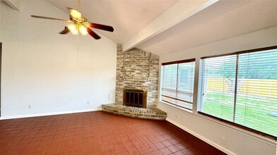 519 Oakdale Dr in Stafford, TX - Foto de edificio - Building Photo