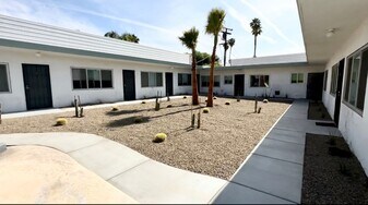 700 N Riverside Dr in Palm Springs, CA - Building Photo