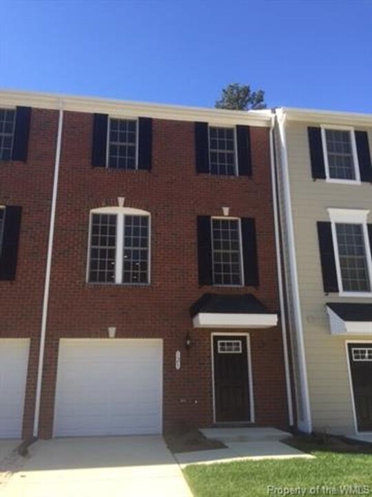 121 Parkway Ct in Williamsburg, VA - Building Photo