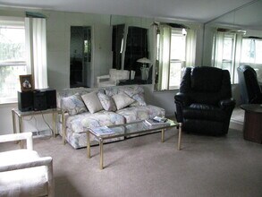 2363 Mount Carmel Ave, Unit 2 in Glenside, PA - Foto de edificio - Building Photo