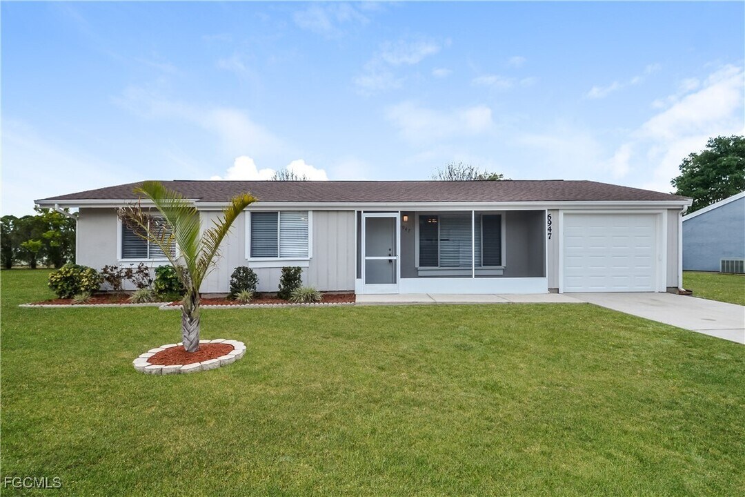 6947 Roslyn Ct in North Port, FL - Building Photo