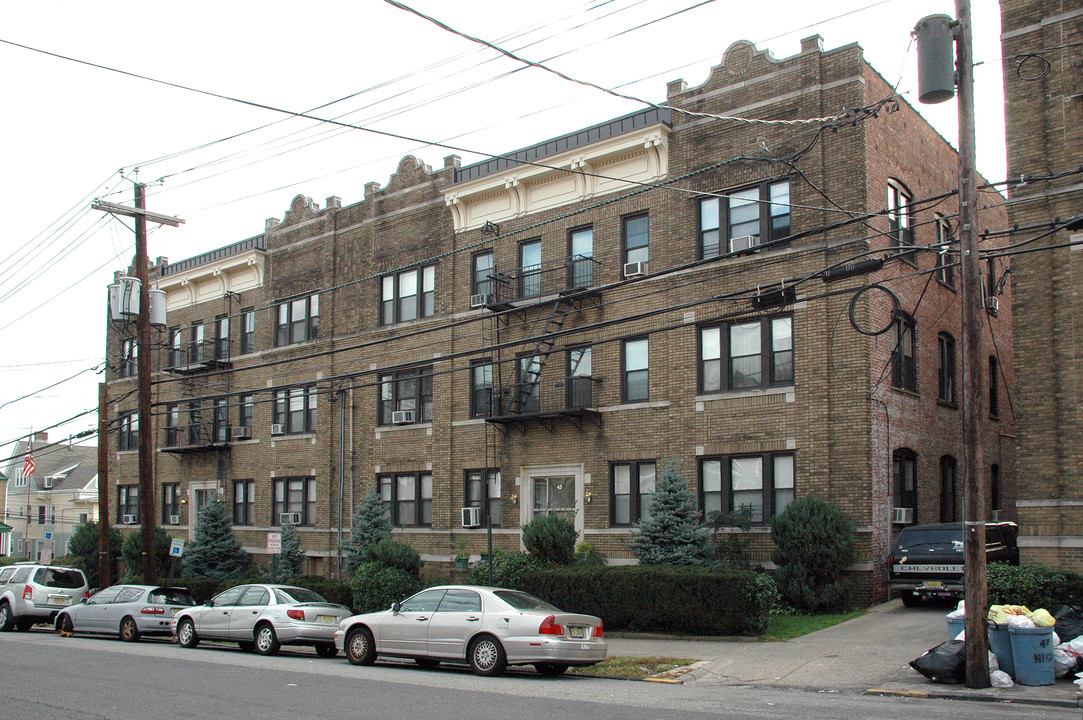 37 High St in Passaic, NJ - Building Photo