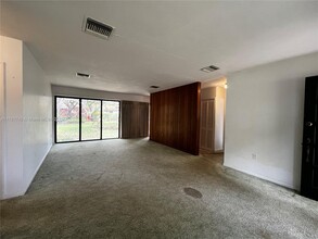 8240 SW 96th St in Miami, FL - Foto de edificio - Building Photo