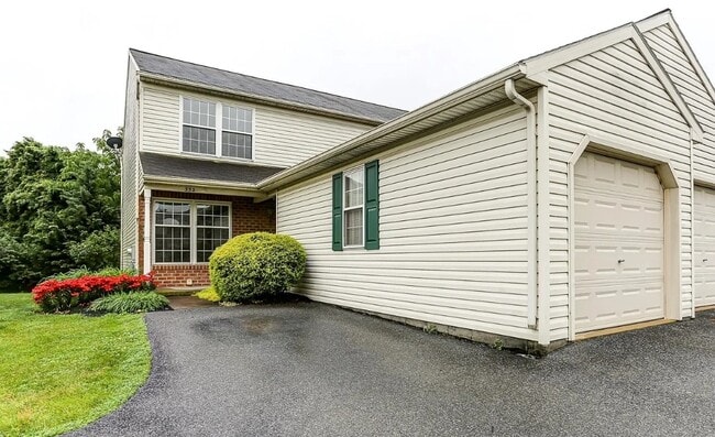 352 Deerfield Dr in Mount Joy, PA - Building Photo - Building Photo