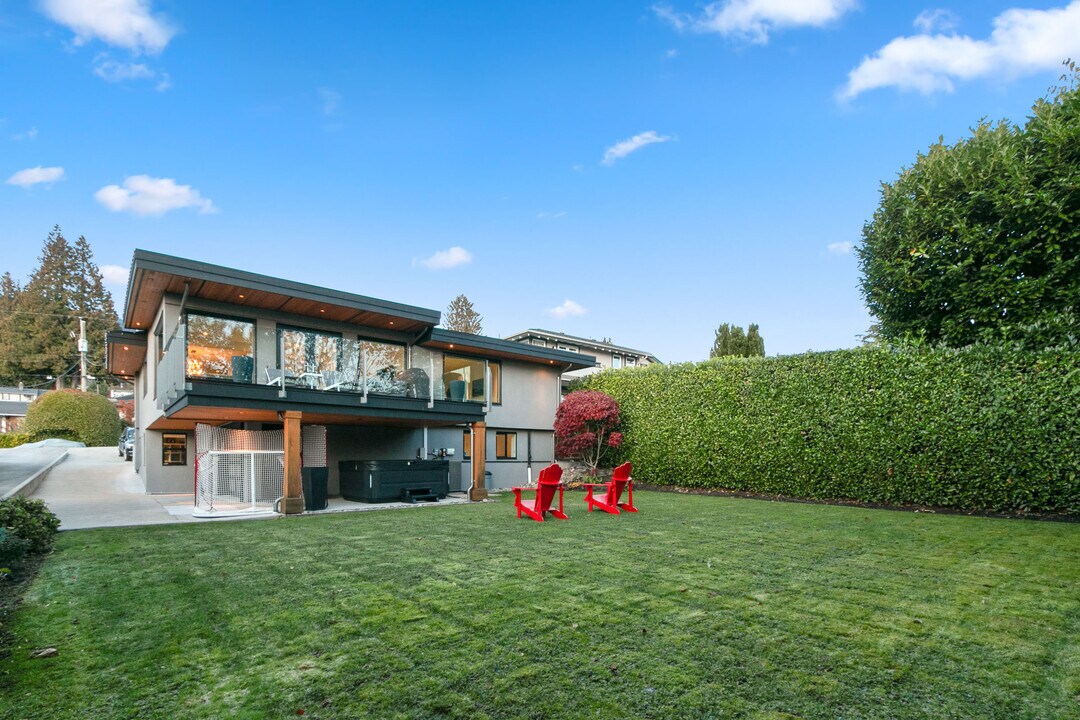 2242 Jefferson Ave in West Vancouver, BC - Building Photo
