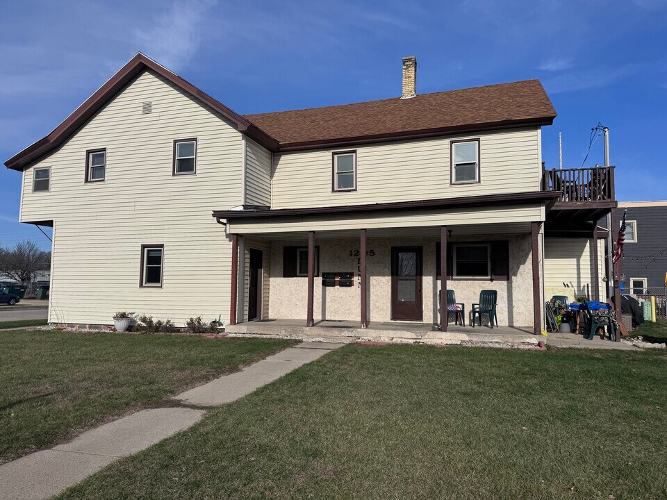 1205 Dunn St, Unit 2 in Portage, WI - Building Photo