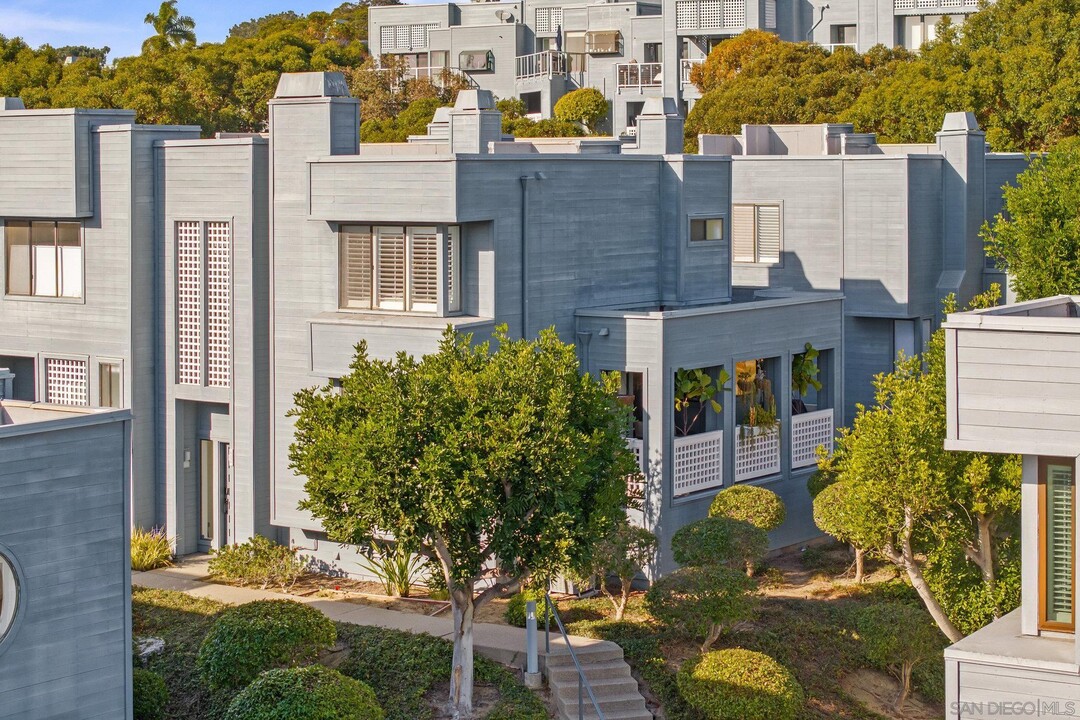 906 Intrepid Ct in Del Mar, CA - Building Photo