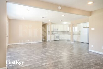 1204 Trenton Ln in Baytown, TX - Foto de edificio - Building Photo