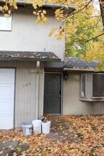 880 N Cloverleaf Loop in Springfield, OR - Building Photo - Building Photo