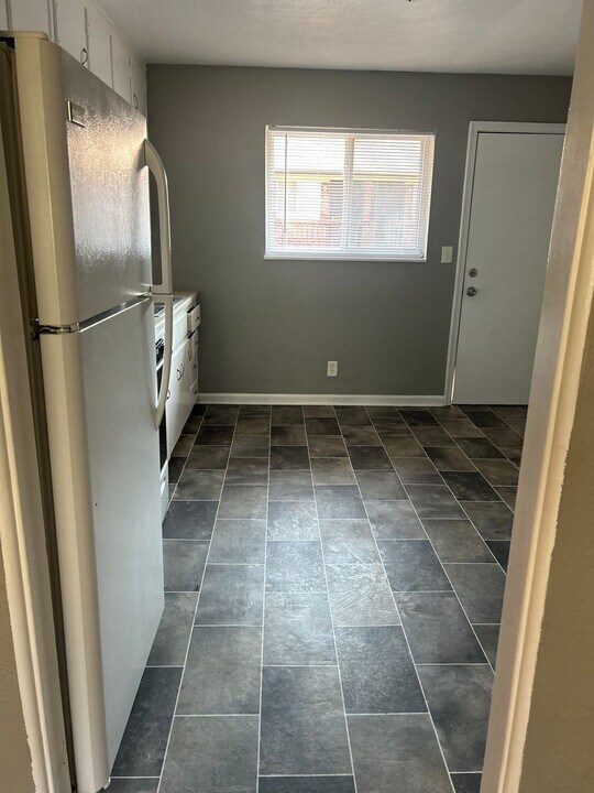1040 Forest Ct-Unit -B05 1040 16 in Kansas City, KS - Building Photo