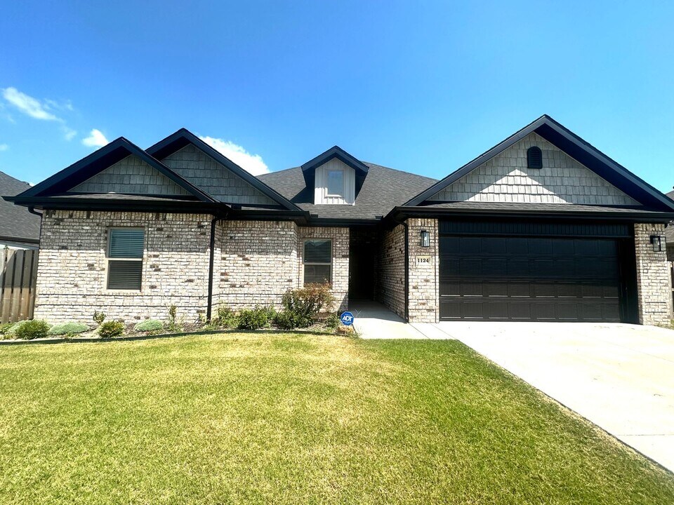 1124 Laux Ln in Pea Ridge, AR - Building Photo