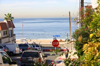 121 Rosecrans Pl, Unit 4 in Manhattan Beach, CA - Building Photo - Building Photo